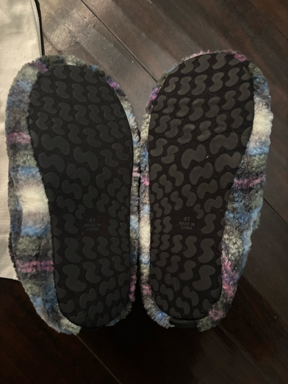 NWT, NIB SKIMS unisex fleece slippers - multi print color - Picture 4 of 5